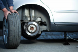 Garagiste pour changement des 2 pneus avants et vérification de système de freins ABS à Rillieux-la-Pape