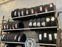 Mécanicien pour changement de pneus lisses et réglage de la géométrie des pneus à Rillieux-la-Pape